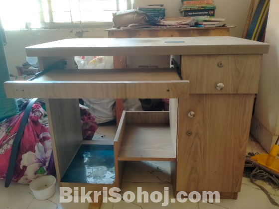 কম্পিউটার সেটআপ টেবিল